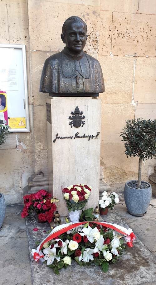 Dépôt d’une gerbe devant le buste de Jean Paul II